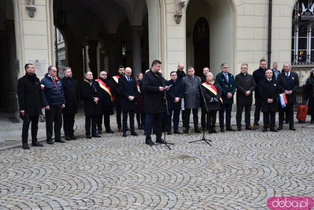 Zobacz, jak Wrocław obchodził rocznicę wybuchu wojny w Ukrainie [Foto, Wideo]