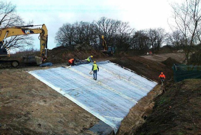 Trwają prace na Ślęzoujściu. Postępuje przebudowa drogi i wału przeciwpowodziowego [Foto]