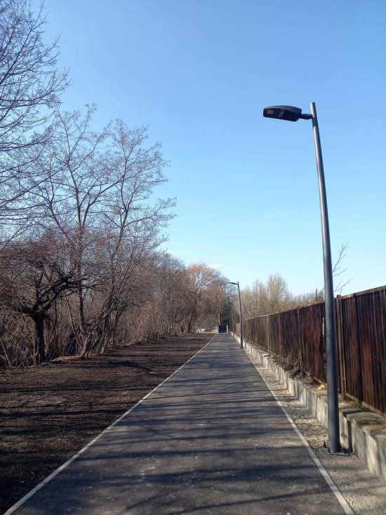 Trwają ostatnie prace na tarnogajskim odcinku Promenady Krzyckiej. Niedługo mieszkańcy będą mogli w pełni z niego korzystać [Foto]