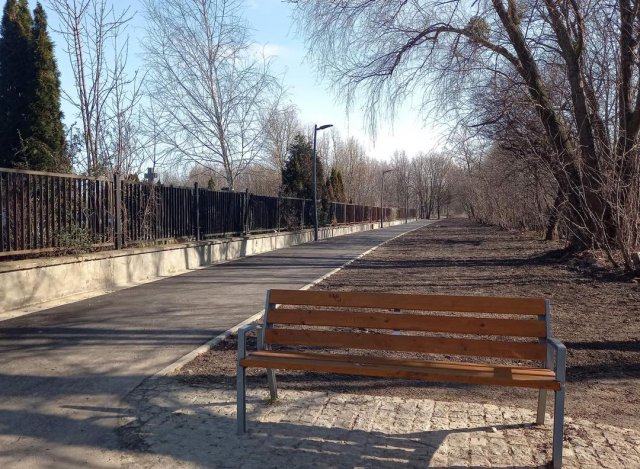 Trwają ostatnie prace na tarnogajskim odcinku Promenady Krzyckiej. Niedługo mieszkańcy będą mogli w pełni z niego korzystać [Foto]