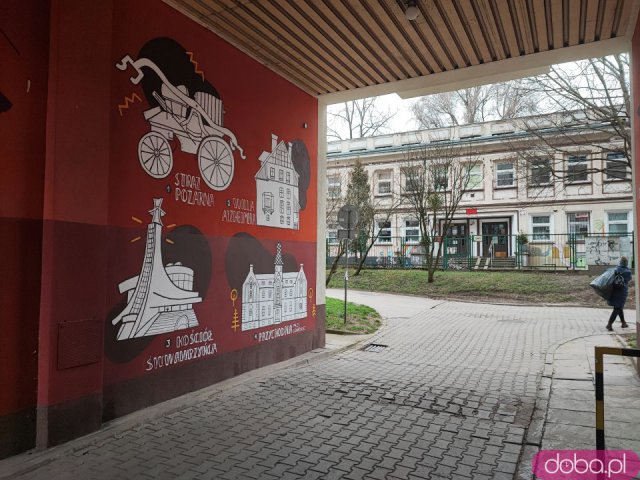 Podwórko na Ołbinie po renowacji. Nowa nawierzchnia, lampy i roślinność [Foto]
