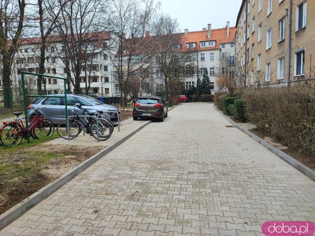 Podwórko na Ołbinie po renowacji. Nowa nawierzchnia, lampy i roślinność [Foto]