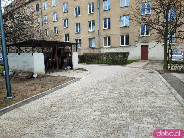 Podwórko na Ołbinie po renowacji. Nowa nawierzchnia, lampy i roślinność [Foto]