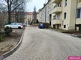 Podwórko na Ołbinie po renowacji. Nowa nawierzchnia, lampy i roślinność [Foto]