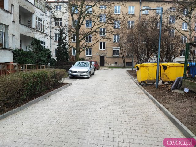 Podwórko na Ołbinie po renowacji. Nowa nawierzchnia, lampy i roślinność [Foto]