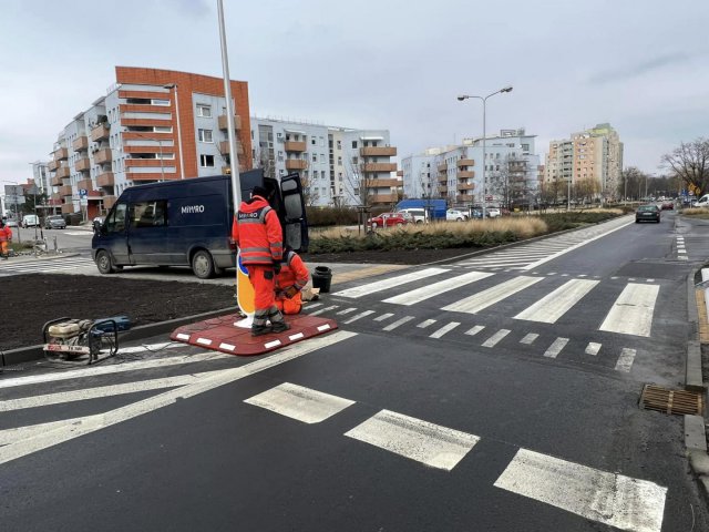 Wyniesiono przejścia dla pieszych na Gądowie. Dzieci bezpieczniej dotrą do szkoły [Foto]