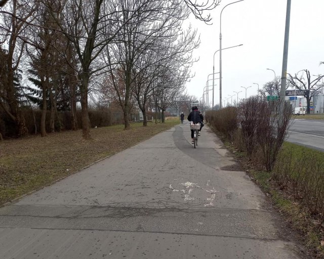 Nie tylko rozbudowa sieci rowerowej, ale również naprawa obecnych odcinków. Trwają prace remontowe na drogach rowerowych w mieście [Foto]