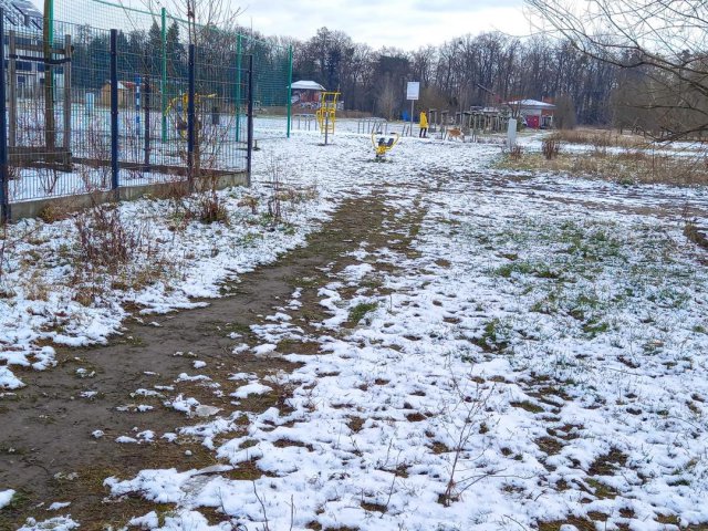 Powstanie chodnik przy ul. Grapowa. Zapewni komfortowe dojście do ważnych punktów w okolicy [Foto]