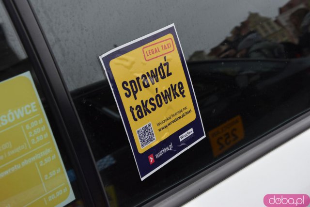 Podróżowanie taksówkami będzie bezpieczniejsze! Miasto wprowadziło nowy system weryfikacji: Wystarczy zeskanować kod QR [SZCZEGÓŁY, FOTO]