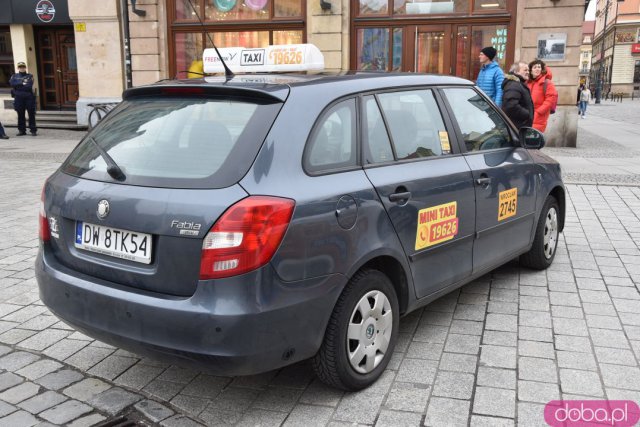 Podróżowanie taksówkami będzie bezpieczniejsze! Miasto wprowadziło nowy system weryfikacji: Wystarczy zeskanować kod QR [SZCZEGÓŁY, FOTO]