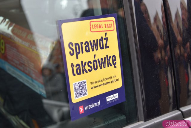 Podróżowanie taksówkami będzie bezpieczniejsze! Miasto wprowadziło nowy system weryfikacji: Wystarczy zeskanować kod QR [SZCZEGÓŁY, FOTO]