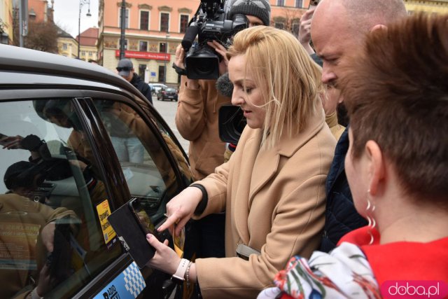 Podróżowanie taksówkami będzie bezpieczniejsze! Miasto wprowadziło nowy system weryfikacji: Wystarczy zeskanować kod QR [SZCZEGÓŁY, FOTO]