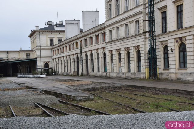 Pociągi wrócą na Dworzec Świebodzki. Jednemu udało się wjechać nawet teraz [Foto]