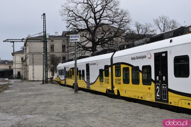 Pociągi wrócą na Dworzec Świebodzki. Jednemu udało się wjechać nawet teraz [Foto]