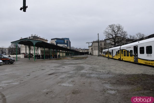 Pociągi wrócą na Dworzec Świebodzki. Jednemu udało się wjechać nawet teraz [Foto]