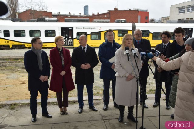 Pociągi wrócą na Dworzec Świebodzki. Jednemu udało się wjechać nawet teraz [Foto]