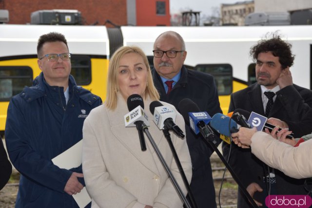 Pociągi wrócą na Dworzec Świebodzki. Jednemu udało się wjechać nawet teraz [Foto]