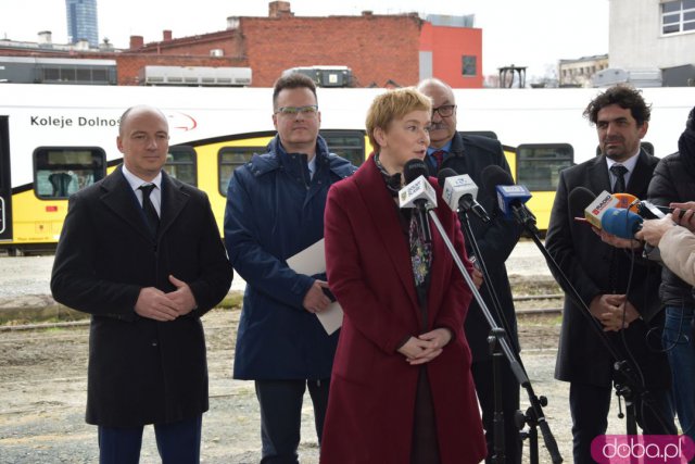 Pociągi wrócą na Dworzec Świebodzki. Jednemu udało się wjechać nawet teraz [Foto]
