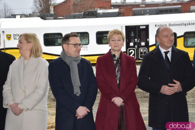 Pociągi wrócą na Dworzec Świebodzki. Jednemu udało się wjechać nawet teraz [Foto]