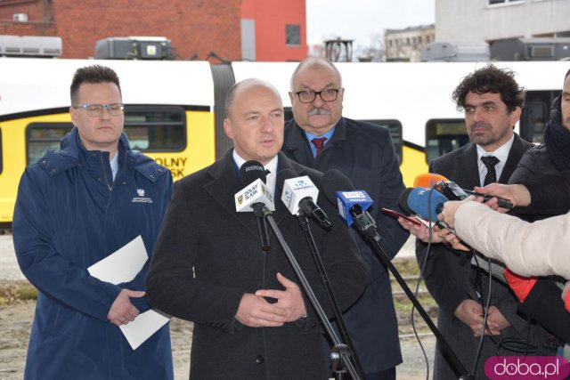 Pociągi wrócą na Dworzec Świebodzki. Jednemu udało się wjechać nawet teraz [Foto]