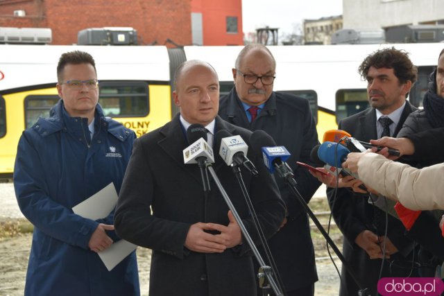 Pociągi wrócą na Dworzec Świebodzki. Jednemu udało się wjechać nawet teraz [Foto]