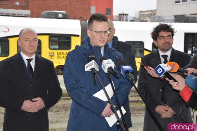 Pociągi wrócą na Dworzec Świebodzki. Jednemu udało się wjechać nawet teraz [Foto]