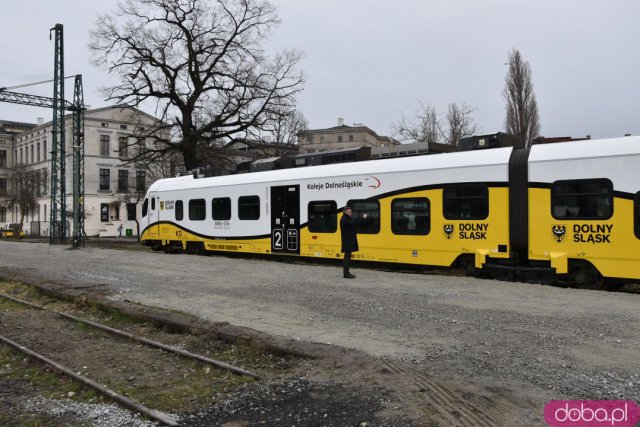 Pociągi wrócą na Dworzec Świebodzki. Jednemu udało się wjechać nawet teraz [Foto]