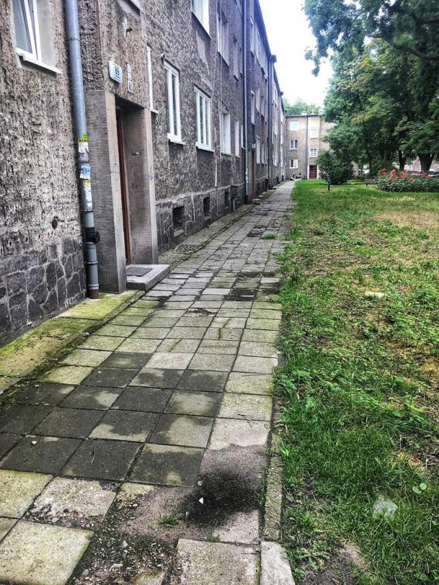Modernistyczne osiedle na Karłowicach zyska nowe chodniki [Foto]