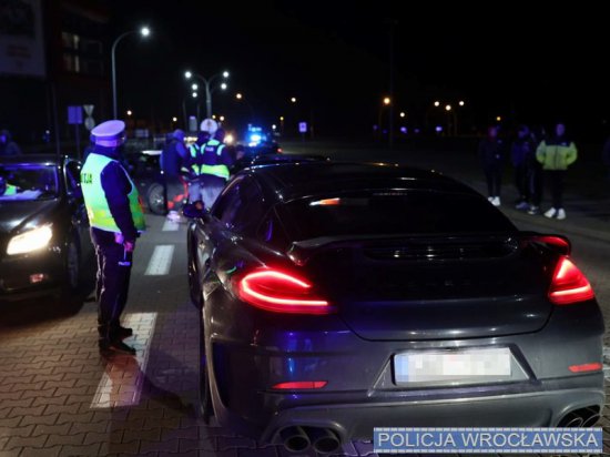 Przerwano nielegalne wyścigi. Wystawiono blisko 60 mandatów, akcję wspierał policyjny helikopter [Foto, Wideo]