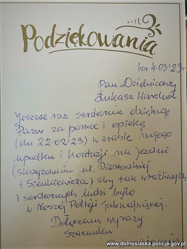Dzielnicowy ze Śródmieścia pomógł kobiecie, która upadła na jezdni
