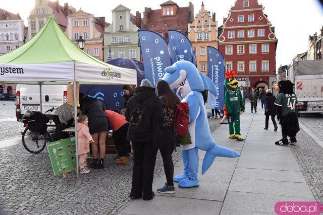 Mieszkańcy otrzymali 1000 darmowych butelek na wodę. Był tylko jeden warunek, aby ją otrzymać [Foto]