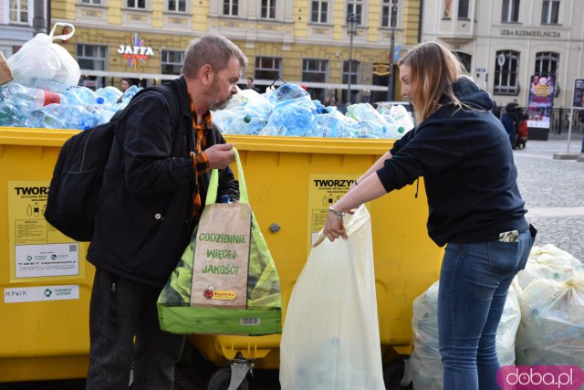 Mieszkańcy otrzymali 1000 darmowych butelek na wodę. Był tylko jeden warunek, aby ją otrzymać [Foto]