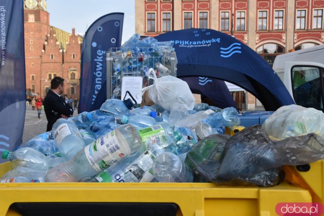 Mieszkańcy otrzymali 1000 darmowych butelek na wodę. Był tylko jeden warunek, aby ją otrzymać [Foto]