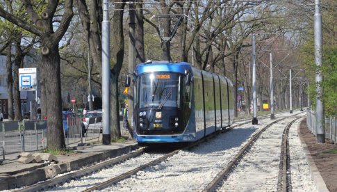 Kolizja tramwaju z osobówką na ul. Wróblewskiego. Tramwaje nie jeżdżą do Biskupina