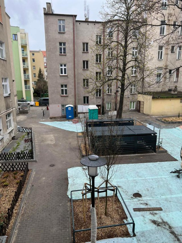 Trwają prace na nadodrzańskim podwórku. Pojawiła się tam m.in. ławeczka na próbę [SZCZEGÓŁY, FOTO]