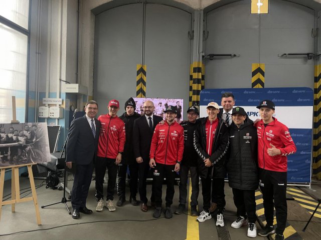 Nikt nie spodziewał się, że Konstanty Pociejkowicz jeszcze wróci na tory, a jednak stało się! Za nami uroczyste nadanie tramwajowi imienia utytułowanego żużlowca [Foto]