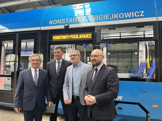 Nikt nie spodziewał się, że Konstanty Pociejkowicz jeszcze wróci na tory, a jednak stało się! Za nami uroczyste nadanie tramwajowi imienia utytułowanego żużlowca [Foto]