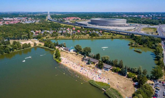 Nowe punkty gastronomiczne, leżaki i większa plaża: Kultowe kąpielisko w nowej odsłonie [Foto]