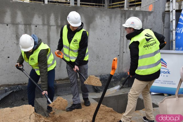 Przy murach nowego aquaparku zakopano kapsułę czasu. Jakie udogodnienia będzie miała nowa pływalnia? [ZOBACZ FOTO, WIDEO]