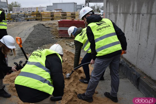 Przy murach nowego aquaparku zakopano kapsułę czasu. Jakie udogodnienia będzie miała nowa pływalnia? [ZOBACZ FOTO, WIDEO]