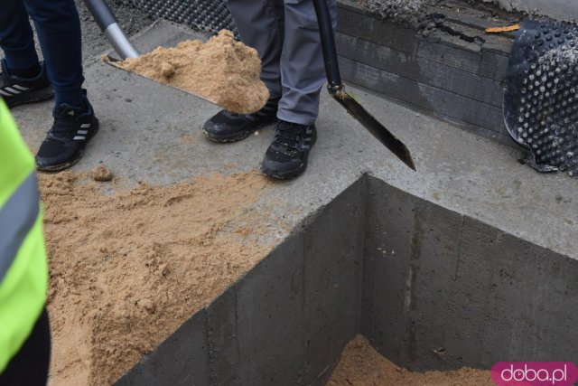 Przy murach nowego aquaparku zakopano kapsułę czasu. Jakie udogodnienia będzie miała nowa pływalnia? [ZOBACZ FOTO, WIDEO]