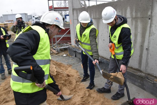 Przy murach nowego aquaparku zakopano kapsułę czasu. Jakie udogodnienia będzie miała nowa pływalnia? [ZOBACZ FOTO, WIDEO]