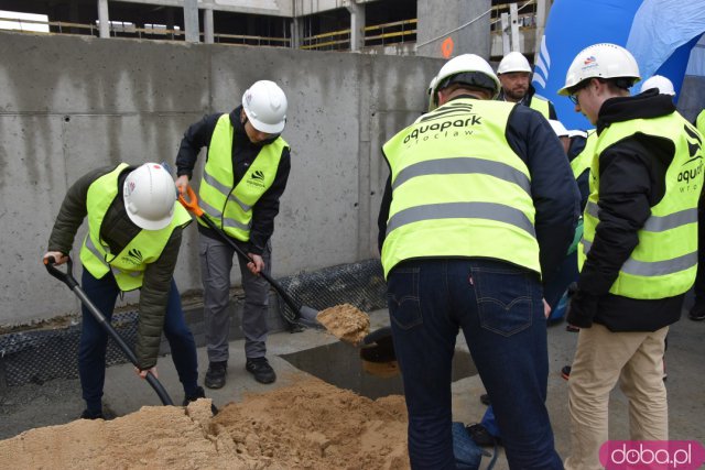 Przy murach nowego aquaparku zakopano kapsułę czasu. Jakie udogodnienia będzie miała nowa pływalnia? [ZOBACZ FOTO, WIDEO]