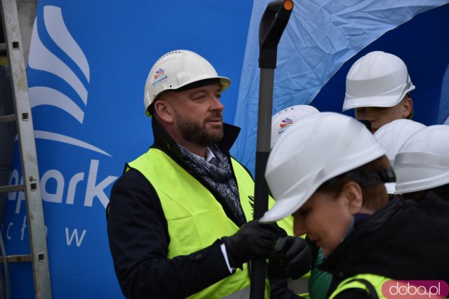 Przy murach nowego aquaparku zakopano kapsułę czasu. Jakie udogodnienia będzie miała nowa pływalnia? [ZOBACZ FOTO, WIDEO]