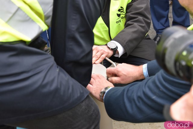 Przy murach nowego aquaparku zakopano kapsułę czasu. Jakie udogodnienia będzie miała nowa pływalnia? [ZOBACZ FOTO, WIDEO]
