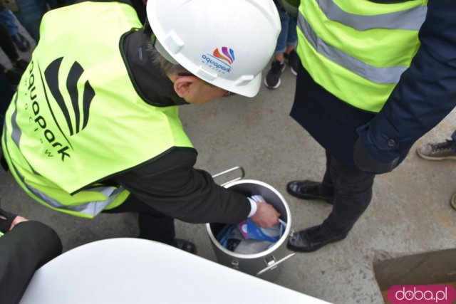Przy murach nowego aquaparku zakopano kapsułę czasu. Jakie udogodnienia będzie miała nowa pływalnia? [ZOBACZ FOTO, WIDEO]