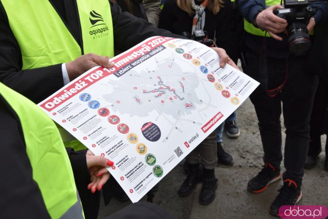 Przy murach nowego aquaparku zakopano kapsułę czasu. Jakie udogodnienia będzie miała nowa pływalnia? [ZOBACZ FOTO, WIDEO]