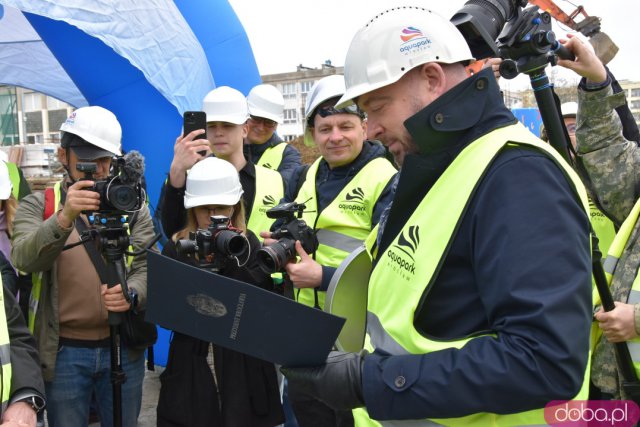 Przy murach nowego aquaparku zakopano kapsułę czasu. Jakie udogodnienia będzie miała nowa pływalnia? [ZOBACZ FOTO, WIDEO]