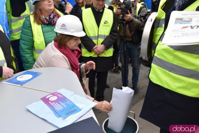Przy murach nowego aquaparku zakopano kapsułę czasu. Jakie udogodnienia będzie miała nowa pływalnia? [ZOBACZ FOTO, WIDEO]