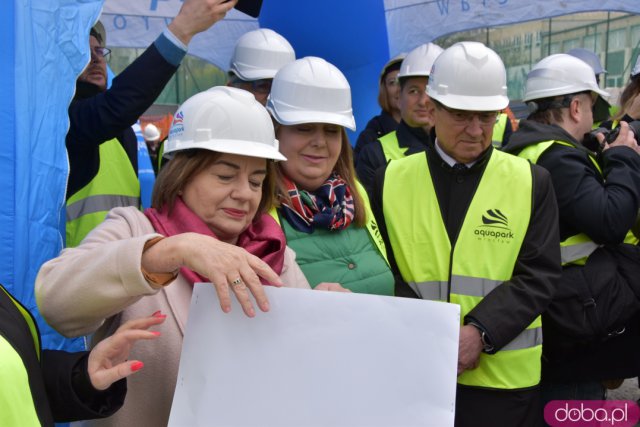 Przy murach nowego aquaparku zakopano kapsułę czasu. Jakie udogodnienia będzie miała nowa pływalnia? [ZOBACZ FOTO, WIDEO]